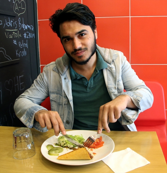 Baharatlı külahta çiğ köfte yoğun ilgi görüyor